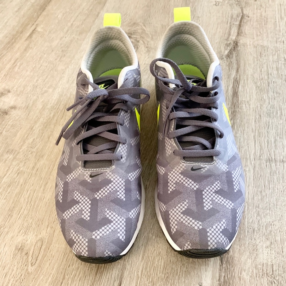 Nike men’s rare print training sneaker size 8
